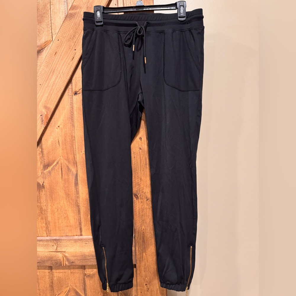 ZYIA 24” Black Peak Zipper Joggers short